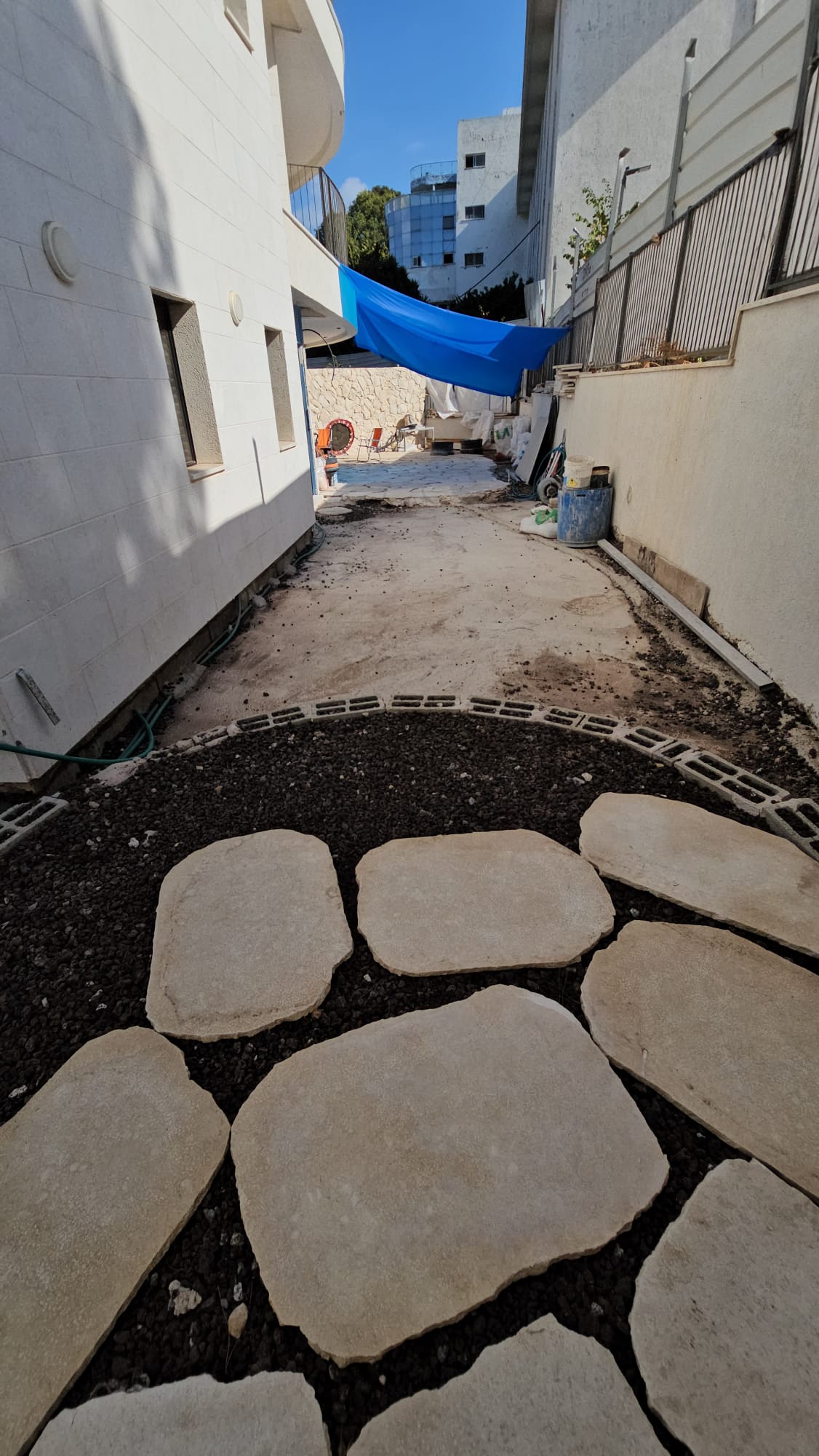 החצר לפני — עבודות עפר ושבילי אבן בהקמה
